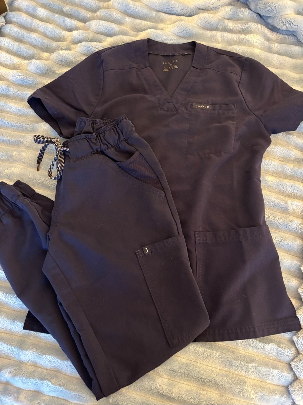 Jaanuu Navy Women's Scrub Top (XS) & Jogger Pants (XXS)
